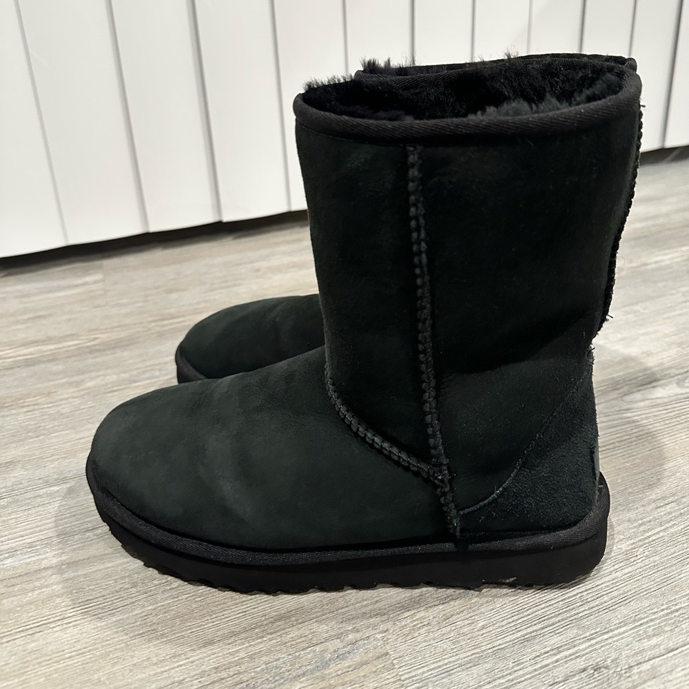 UGG Classic II Short Boot in Black Women’s size 8 - Picture 3 of 8
